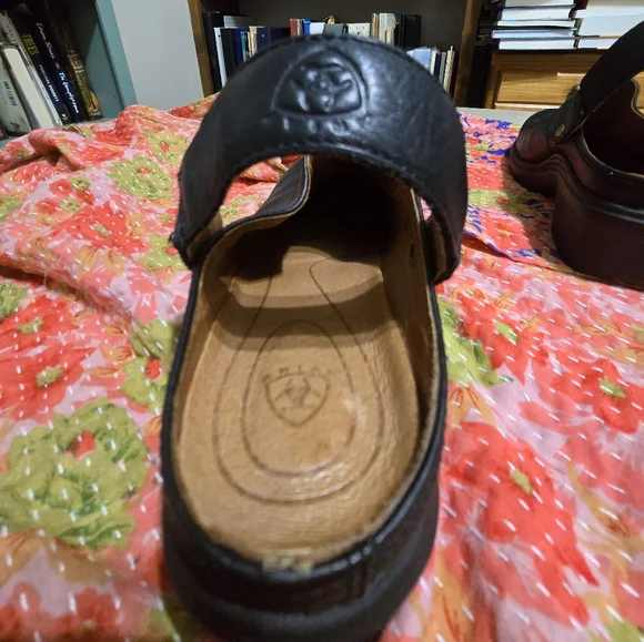 LIKE NEW Ariat Women's Size 7.5B Black Leather Mules - Picture 6 of 11